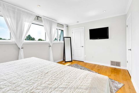 Photo 33 at 14 Poplar Crescent, Aurora Highlands, Aurora