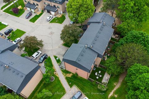 Photo 37 at 14 Poplar Crescent, Aurora Highlands, Aurora