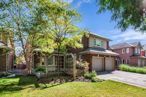 Photo 2 at 25 Grenadier Crescent, Beverley Glen, Vaughan