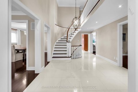 Photo 3 at 25 Grenadier Crescent, Beverley Glen, Vaughan