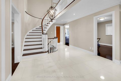 Photo 4 at 25 Grenadier Crescent, Beverley Glen, Vaughan