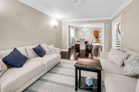 Photo 7 at 25 Grenadier Crescent, Beverley Glen, Vaughan