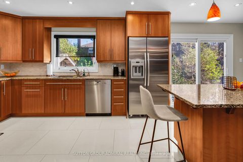 Photo 11 at 25 Grenadier Crescent, Beverley Glen, Vaughan