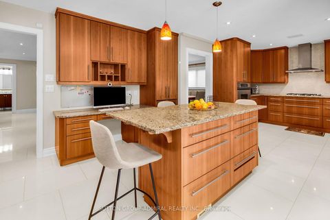 Photo 13 at 25 Grenadier Crescent, Beverley Glen, Vaughan