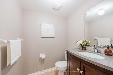 Photo 7 at 142 Blackthorn Drive, Maple, Vaughan