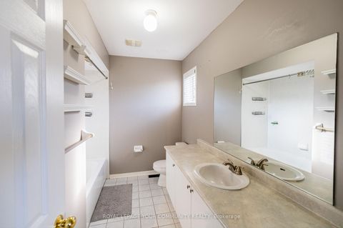 Photo 13 at 142 Blackthorn Drive, Maple, Vaughan