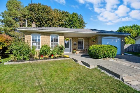 Photo 2 at 655 Park Court, Leslie Valley, Newmarket