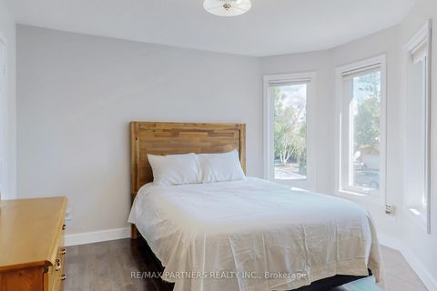 Photo 22 at 26 Sandfield Drive, Aurora Highlands, Aurora