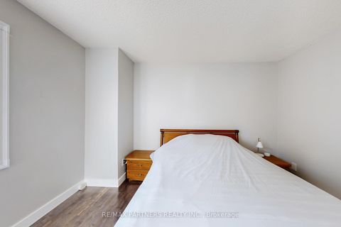 Photo 24 at 26 Sandfield Drive, Aurora Highlands, Aurora