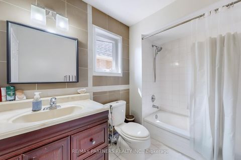 Photo 26 at 26 Sandfield Drive, Aurora Highlands, Aurora