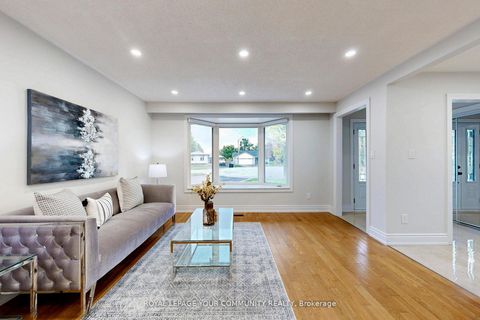 Photo 2 at 2 Charlotte Court, Letitia Heights, Barrie