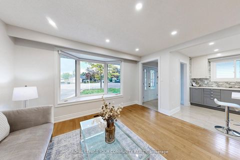 Photo 3 at 2 Charlotte Court, Letitia Heights, Barrie