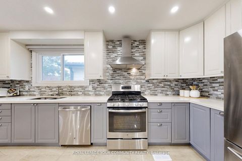 Photo 10 at 2 Charlotte Court, Letitia Heights, Barrie
