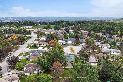 Photo 38 at 2 Charlotte Court, Letitia Heights, Barrie