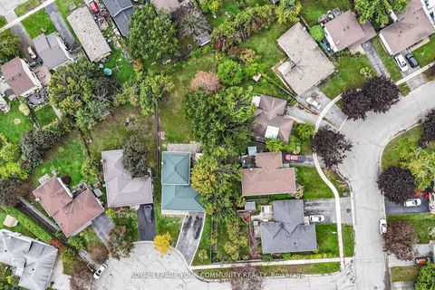 Photo 39 at 2 Charlotte Court, Letitia Heights, Barrie