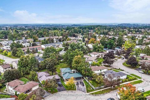 Photo 40 at 2 Charlotte Court, Letitia Heights, Barrie