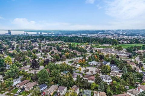 Photo 44 at 2 Charlotte Court, Letitia Heights, Barrie