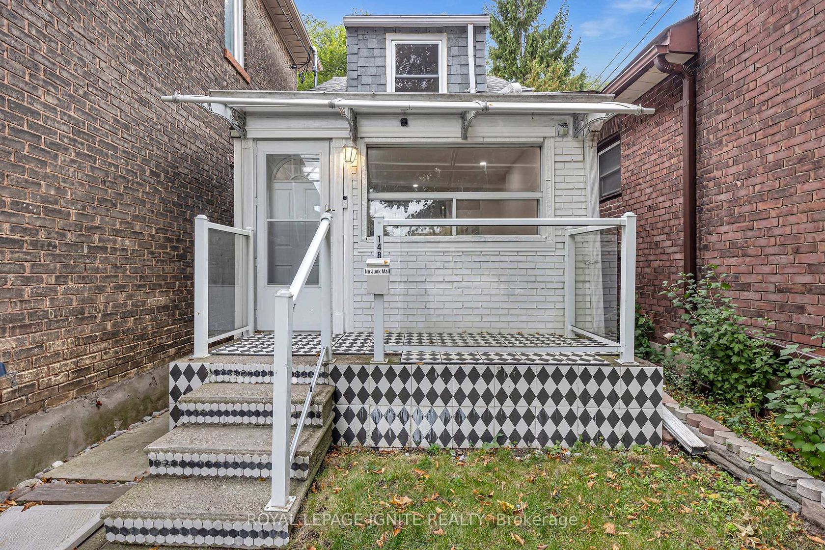148 Barrington Avenue, Crescent Town, Toronto photo 5 148 Barrington Avenue, Crescent Town, Toronto photo 5