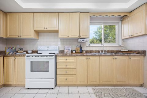 Photo 5 at 17 Madron Crescent, York University Heights, Toronto