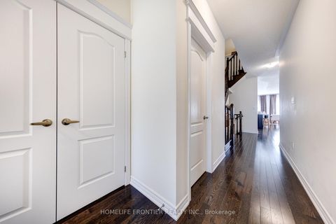 Photo 3 at 29 Bellflower Lane, Oak Ridges Lake Wilcox, Richmond Hill