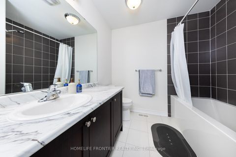 Photo 21 at 29 Bellflower Lane, Oak Ridges Lake Wilcox, Richmond Hill