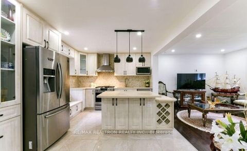 Photo 7 at 68 Devondale Avenue, Newtonbrook West, Toronto