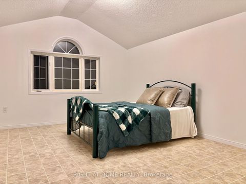 Photo 8 at 33 Raymond Crescent, Painswick South, Barrie