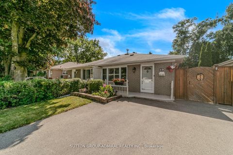 Photo 1 at 10 Kitimat Crescent, Aurora Heights, Aurora