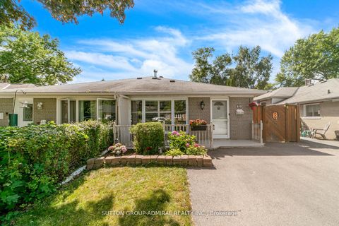 Photo 2 at 10 Kitimat Crescent, Aurora Heights, Aurora