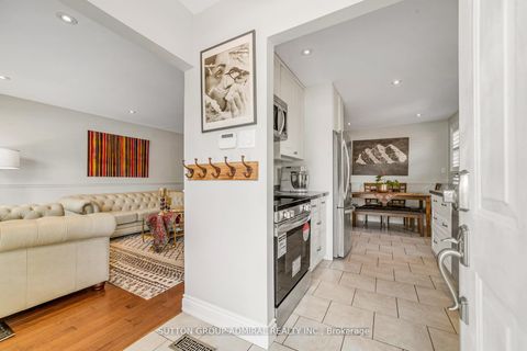 Photo 3 at 10 Kitimat Crescent, Aurora Heights, Aurora