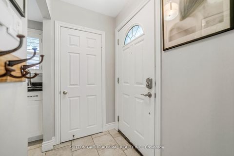 Photo 4 at 10 Kitimat Crescent, Aurora Heights, Aurora