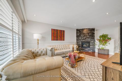 Photo 5 at 10 Kitimat Crescent, Aurora Heights, Aurora