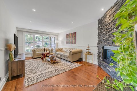 Photo 6 at 10 Kitimat Crescent, Aurora Heights, Aurora