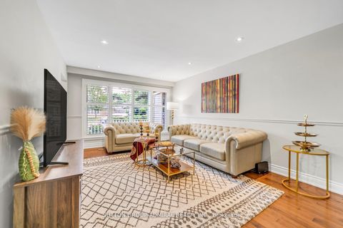 Photo 7 at 10 Kitimat Crescent, Aurora Heights, Aurora