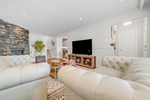 Photo 9 at 10 Kitimat Crescent, Aurora Heights, Aurora