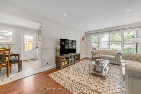 Photo 10 at 10 Kitimat Crescent, Aurora Heights, Aurora