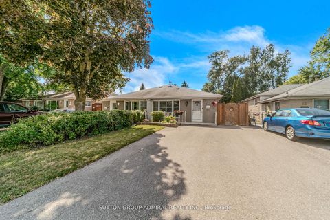 Photo 11 at 10 Kitimat Crescent, Aurora Heights, Aurora