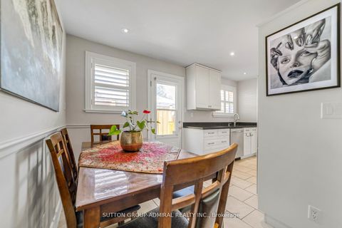 Photo 12 at 10 Kitimat Crescent, Aurora Heights, Aurora