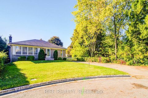 Photo 1 at 306 Wenlock Avenue, Harding, Richmond Hill