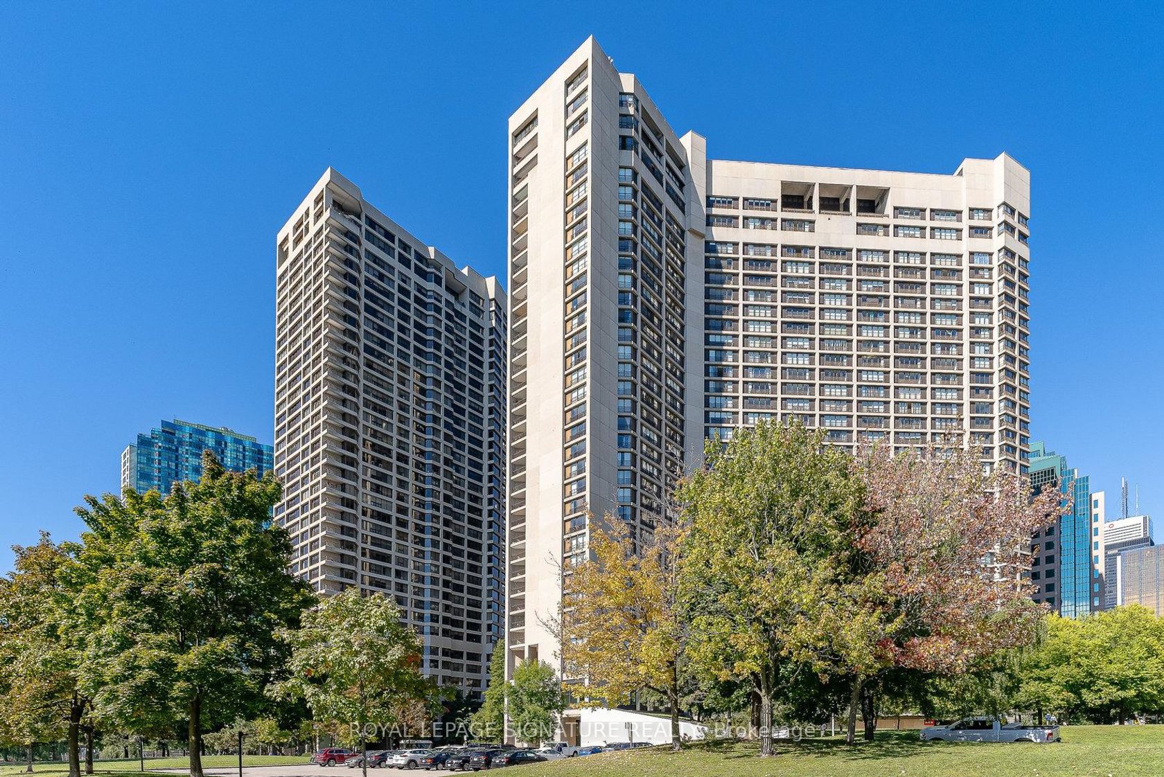2436 - 33 Harbour Square, Waterfront Communities C1, Toronto photo number 2 2436 - 33 Harbour Square, Waterfront Communities C1, Toronto photo number 2