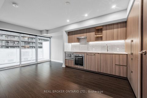 Photo 5 at 816 - 19 Bathurst Street, Waterfront Communities C1, Toronto