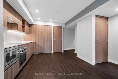 Photo 8 at 816 - 19 Bathurst Street, Waterfront Communities C1, Toronto