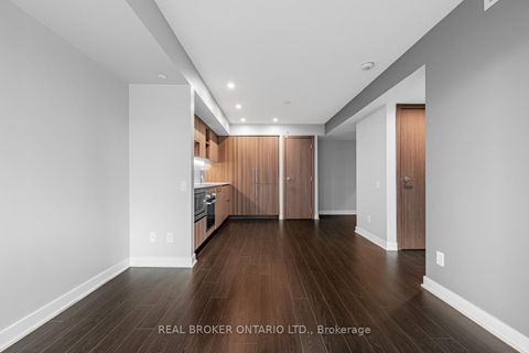 Photo 17 at 816 - 19 Bathurst Street, Waterfront Communities C1, Toronto