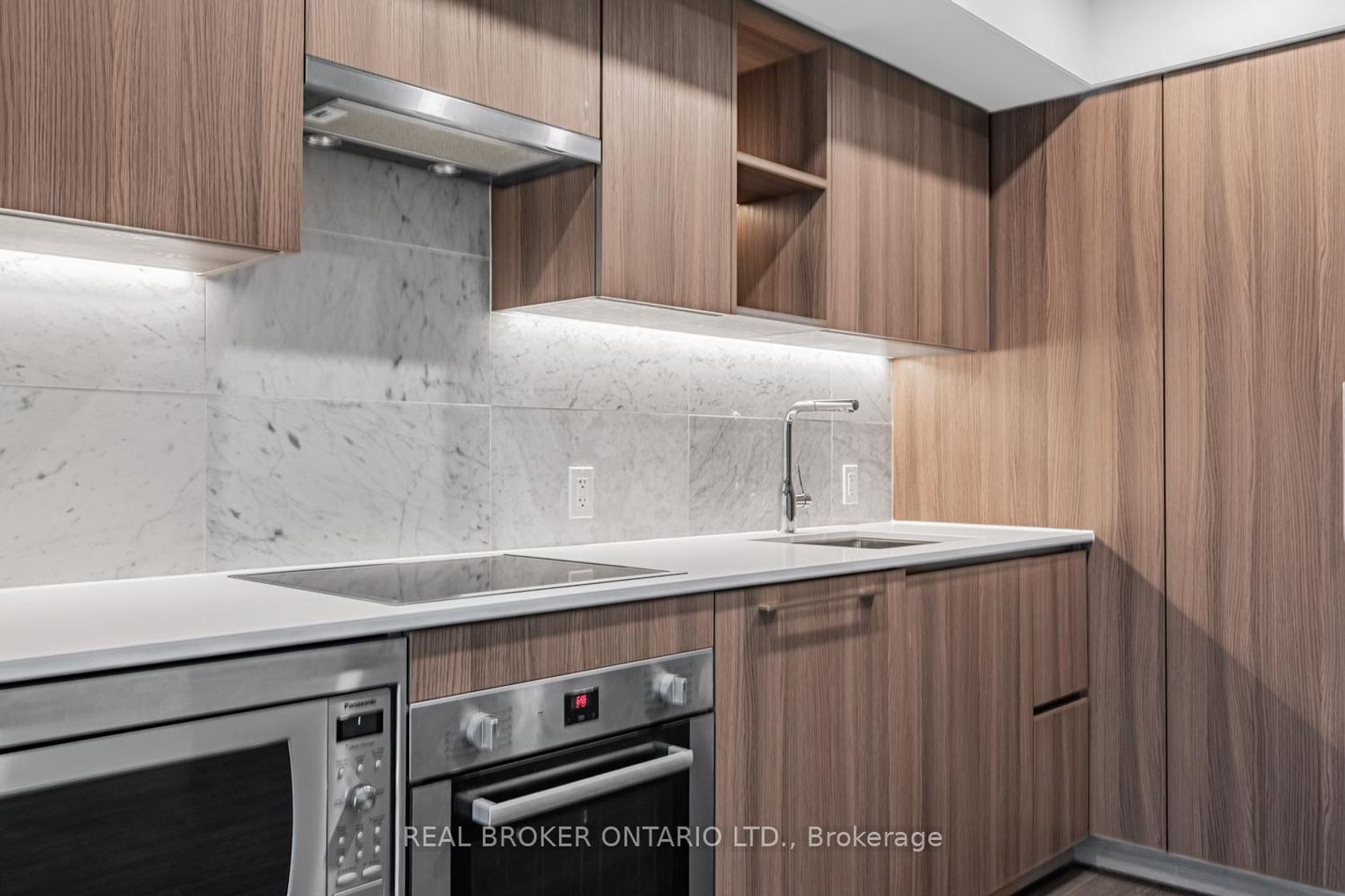 Photo 11 at 816 - 19 Bathurst Street, Waterfront Communities C1, Toronto Photo 11 at 816 - 19 Bathurst Street, Waterfront Communities C1, Toronto