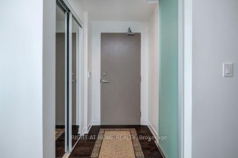 Photo 5 at 6306 - 88 Harbour Street, Waterfront Communities C1, Toronto