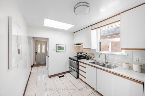 Photo 12 at 54 Holmesdale Crescent, Fairbank, Toronto