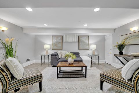 Photo 31 at 44 Westglen Crescent, City Centre West, Toronto