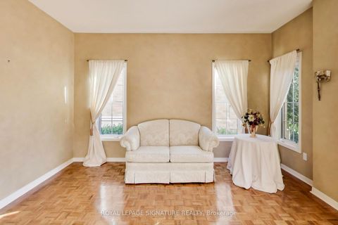 Photo 5 at 127 Mountcharles Crescent, Maple, Vaughan