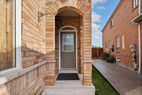 Photo 1 at 25 Umbria Crescent, West Woodbridge, Vaughan