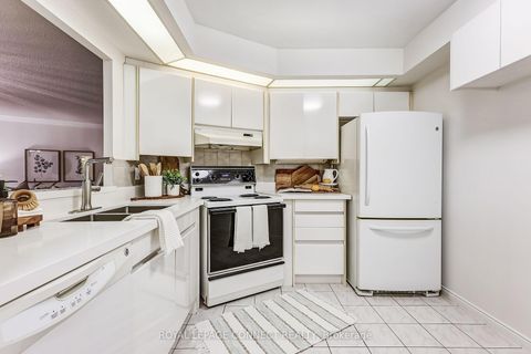 Photo 3 at 532 - 10 Guildwood Parkway, Guildwood, Toronto